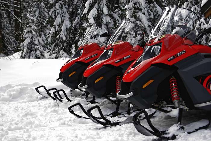 Motoneige en station pour un EVG / EVJF d'hiver