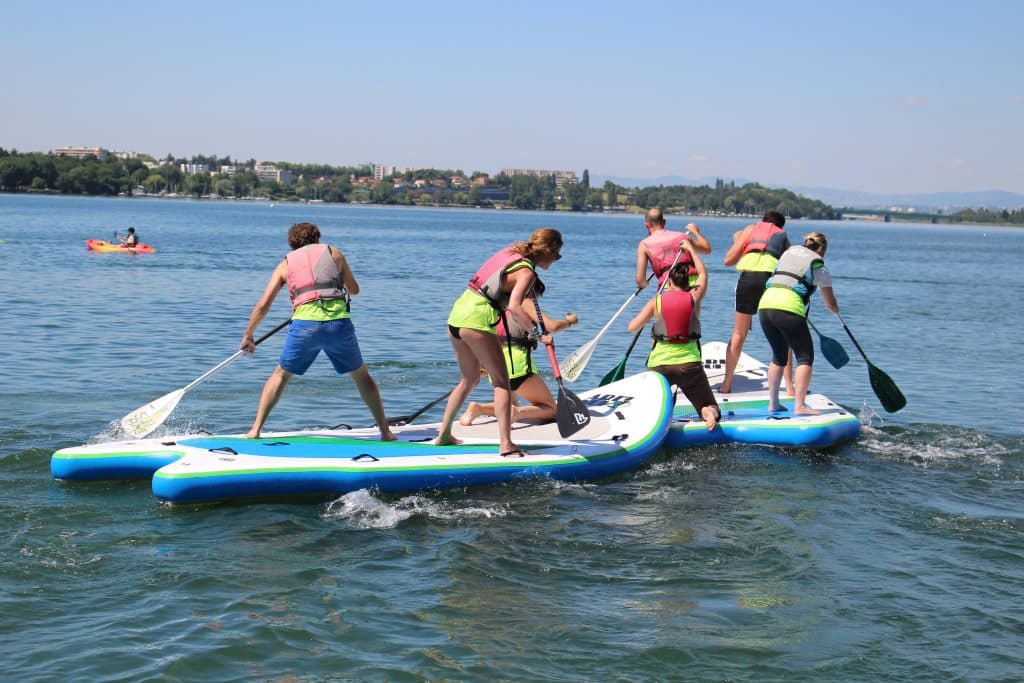 Groupe d'amis fêtant un EVG / EVJF au bord du lac